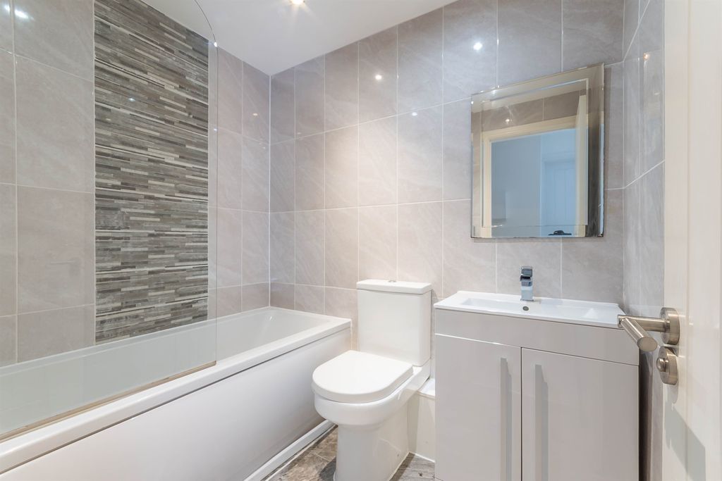 Property photo 2 of 17 Bathroom