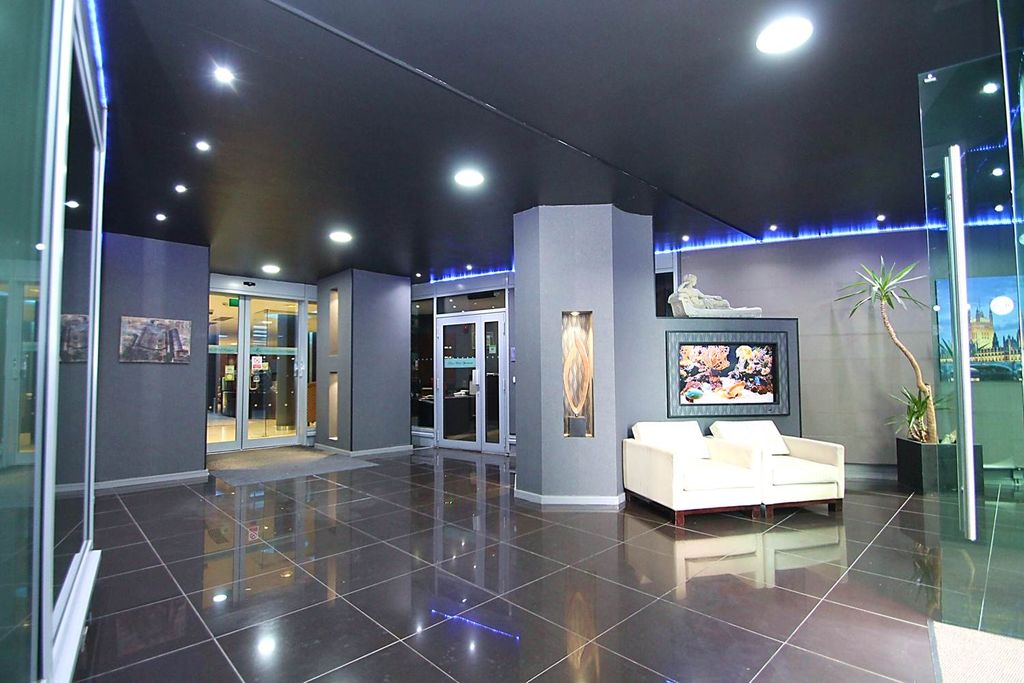 Property photo 3 of 11 Building Hall