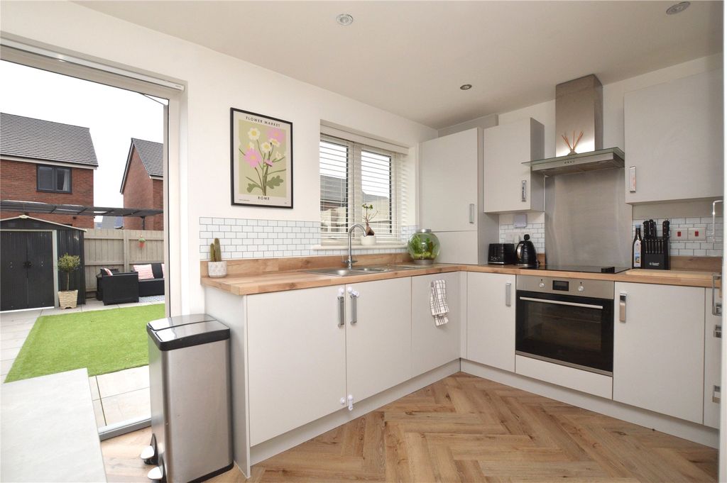 Property photo 3 of 14 Kitchen