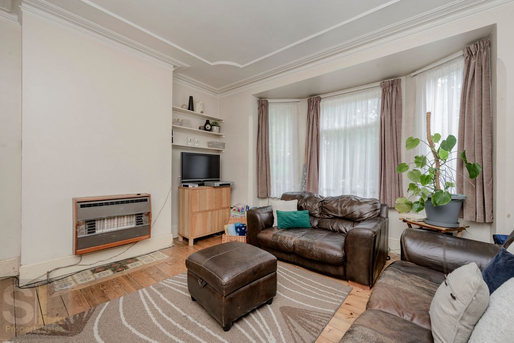 Property photo 3 of 7 2 Elm Rd-7789