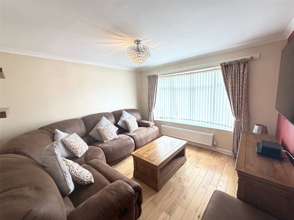 Property photo 3 of 18 Lounge