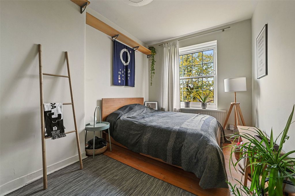 Property photo 3 of 18 Bedroom