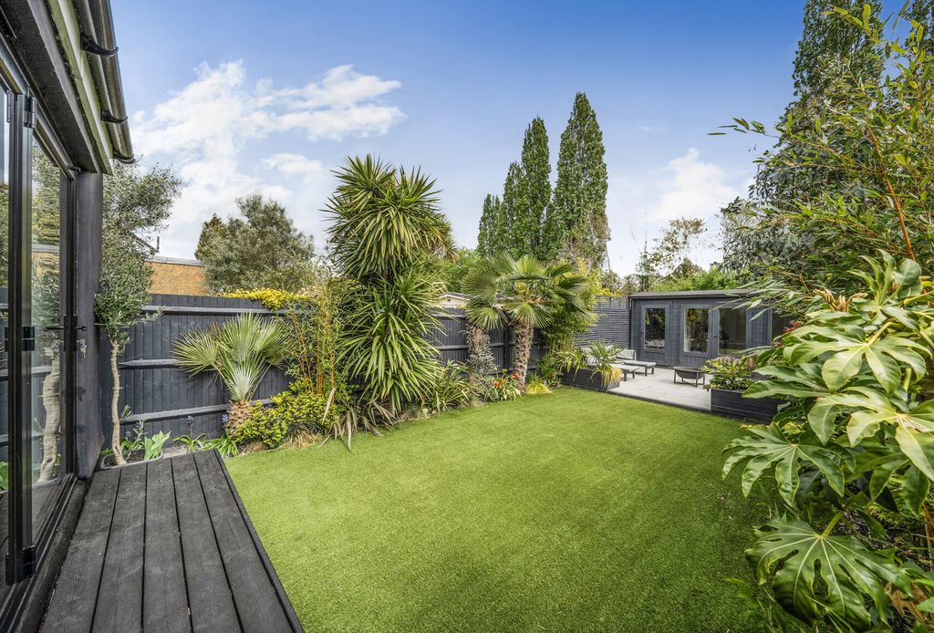 Property photo 3 of 20 1445776-23-69E67d...