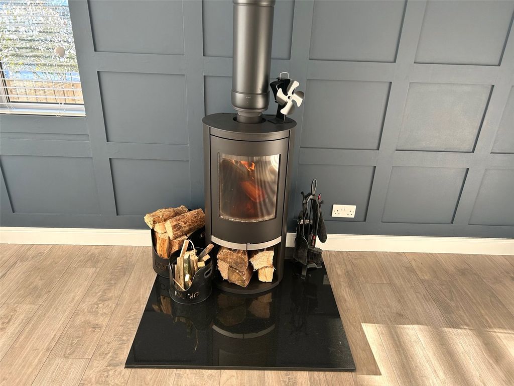 Property photo 3 of 12 Stove