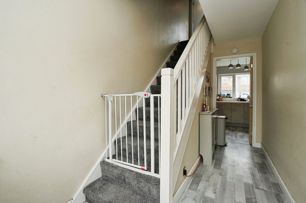 Property photo 2 of 19 Entrance Hall