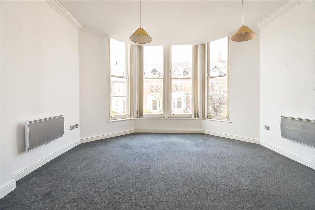 Property photo 1 of 12 Living / Dining Room
