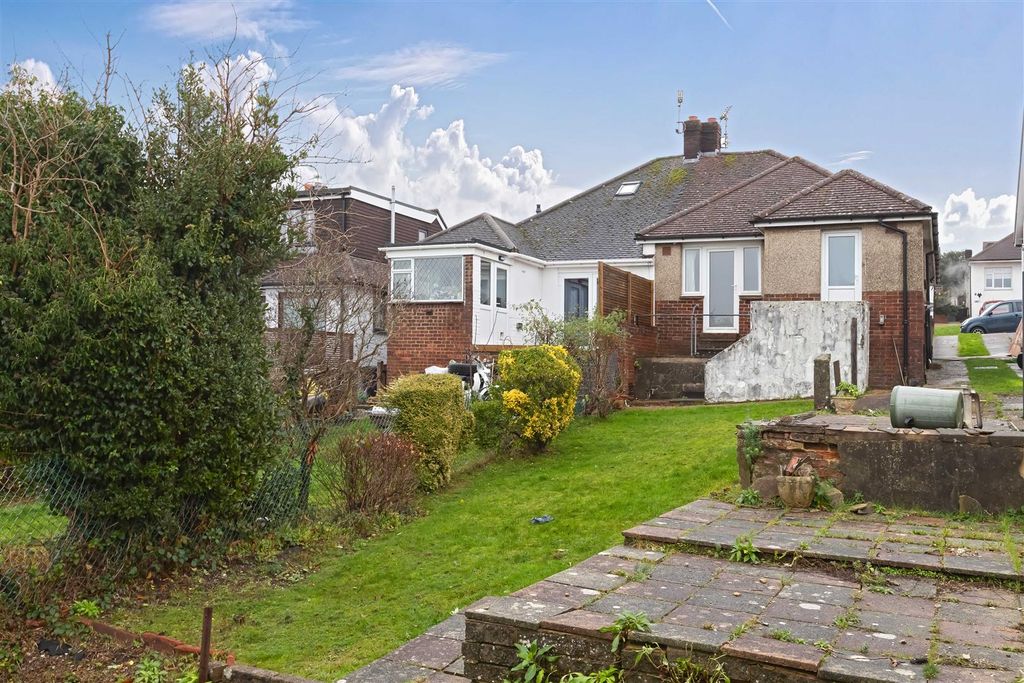 Property photo 2 of 16 Westfield Close_11.Jpg