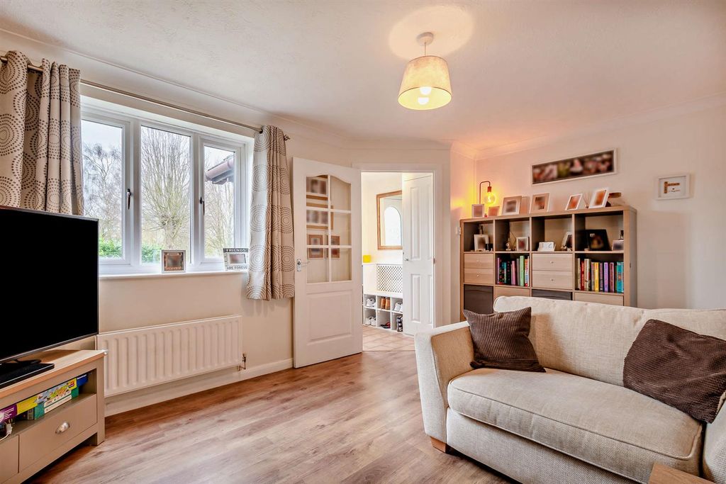 Property photo 2 of 18 Sitting Room