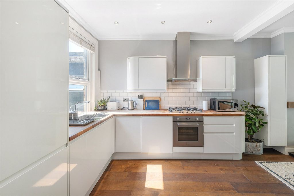 Property photo 3 of 9 Kitchen