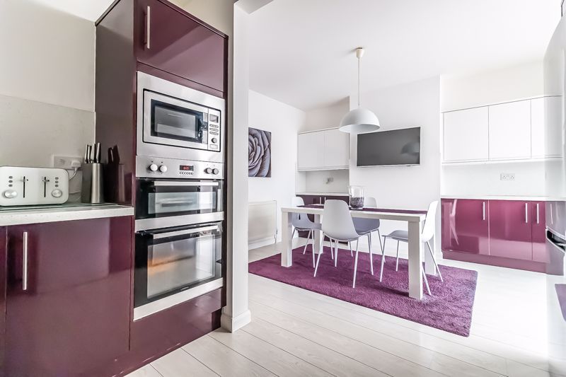 Property photo 2 of 19 .