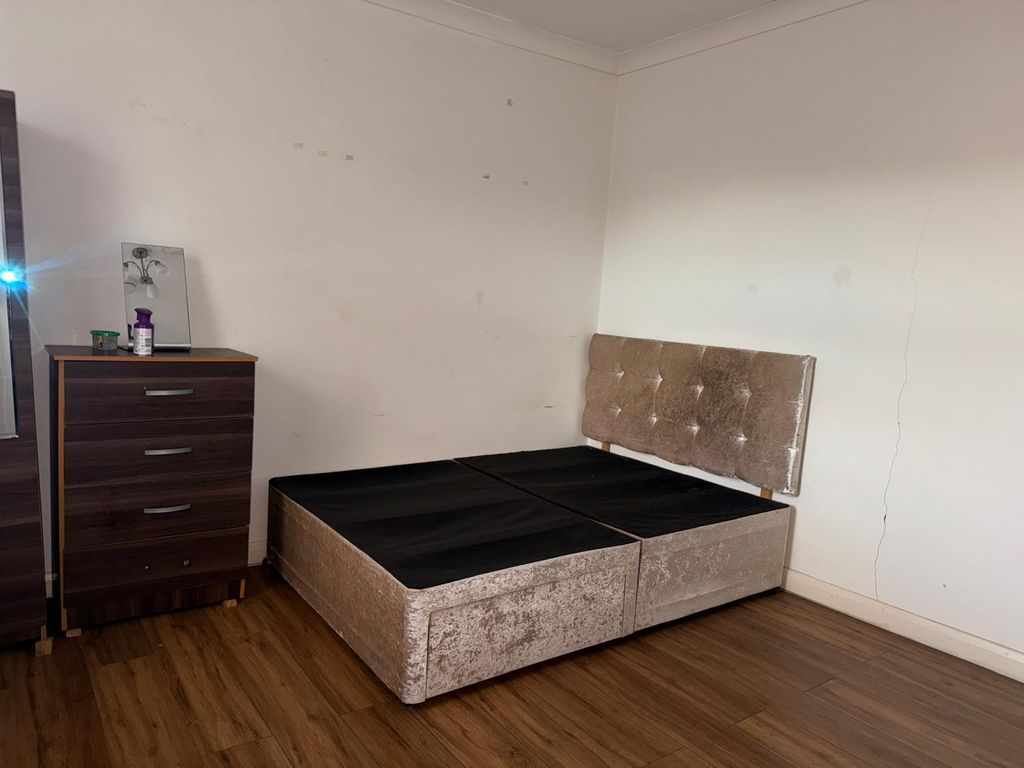 Property photo 1 of 7 Room In A House_Share