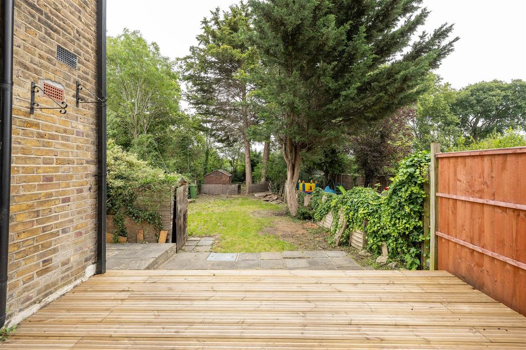 Property photo 2 of 19 Empress Avenue, Ig8