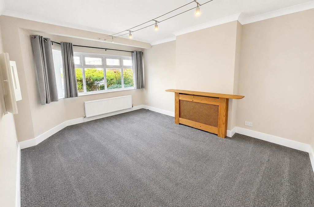 Property photo 3 of 11 Living Room