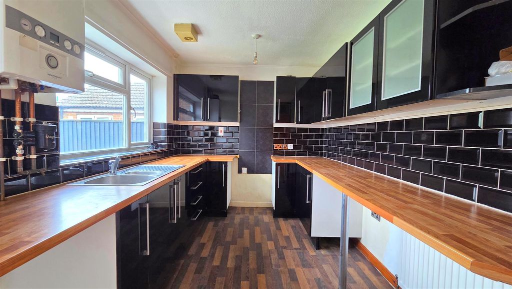 Property photo 3 of 9 Kitchen