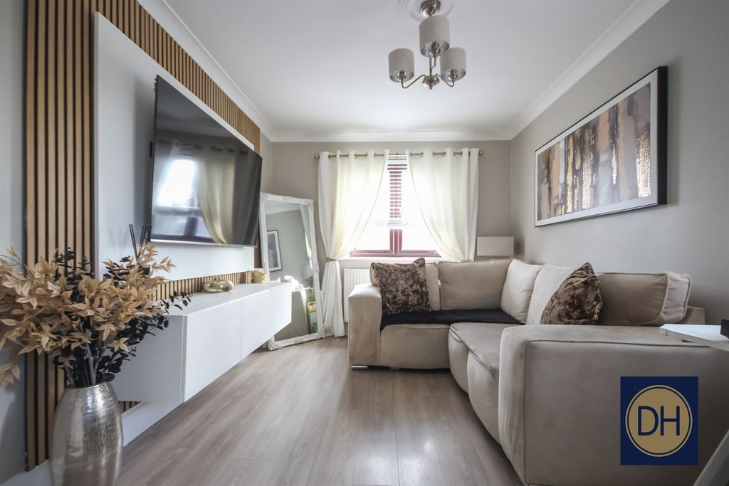 Property photo 2 of 6 Wellington Road