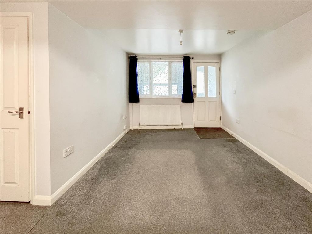 Property photo 2 of 10 Living Room / Kitchen