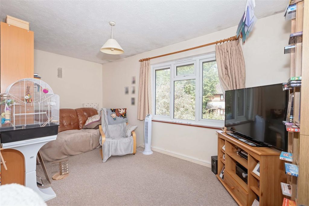 Property photo 3 of 7 Highclere Way_1.Jpg