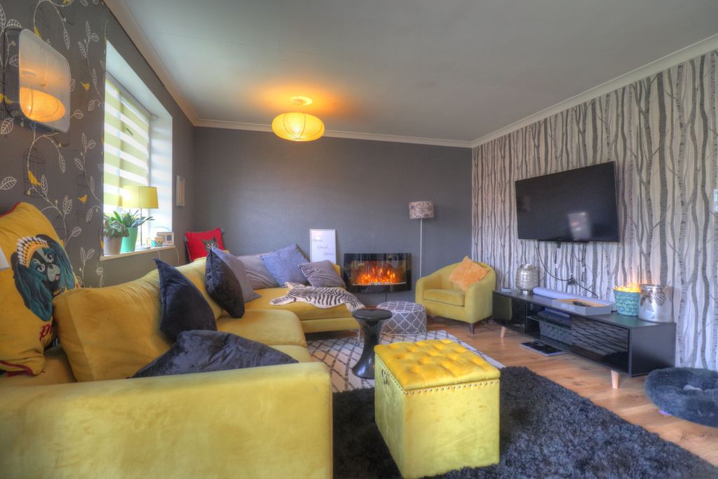 Property photo 2 of 19 Lounge 2