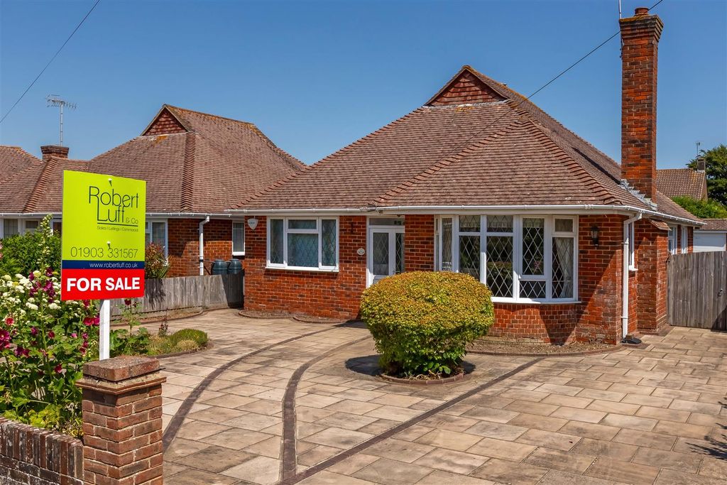 Property photo 1 of 16 Frobisher Close_16.Jpg