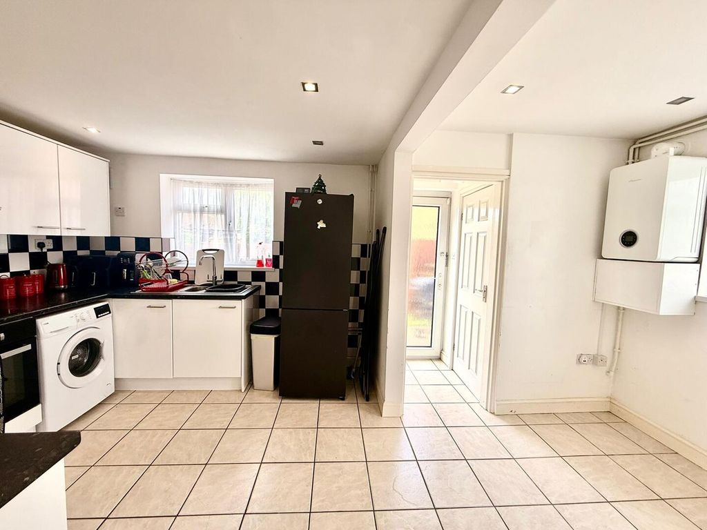 Property photo 3 of 10 Kitchen