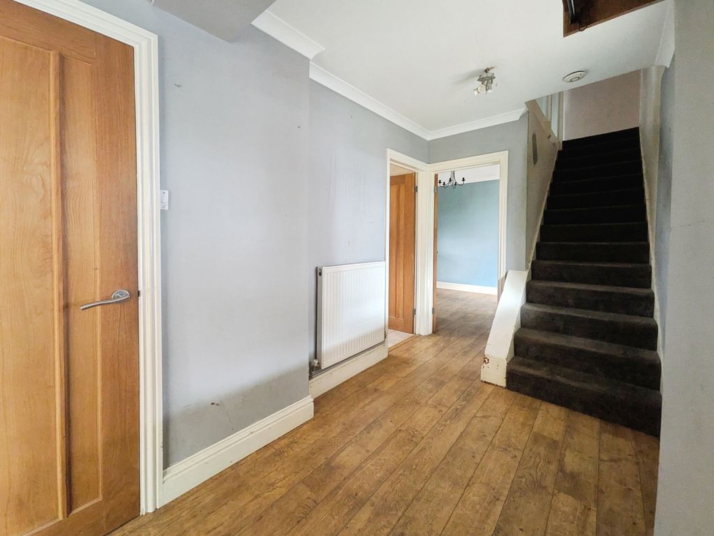 Property photo 2 of 11 Hallway