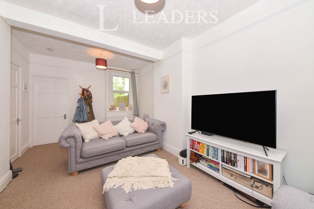 Property photo 3 of 7 Lounge