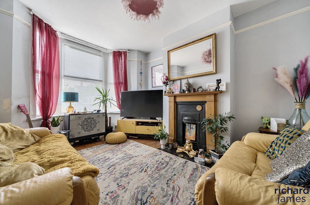 Property photo 2 of 21 8B2F9404F0714010Bac74Da47A993993