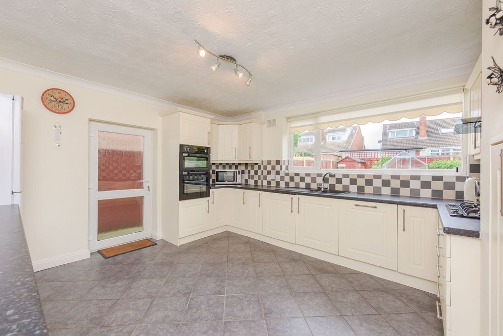 Property photo 2 of 28