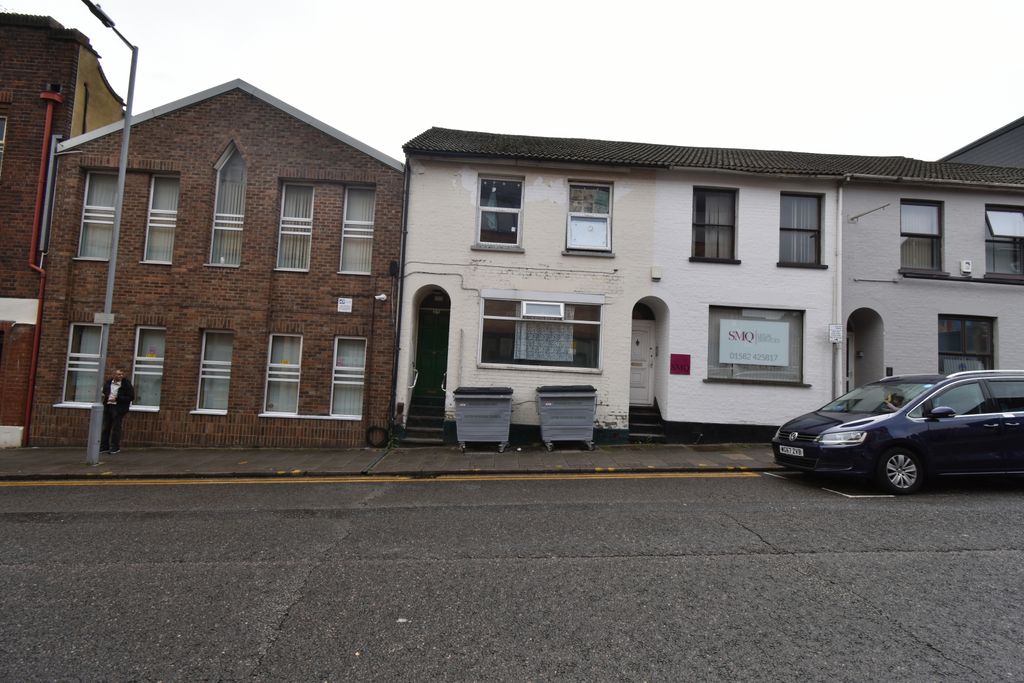 Property photo 1 of 6 Self-Contained Studio Flat Â€“ Â£750 Pcm Â€“ Alma St, Luton Lu1