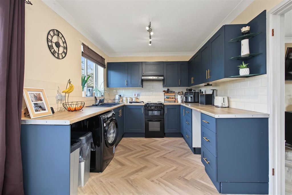 Property photo 3 of 15 Kitchen