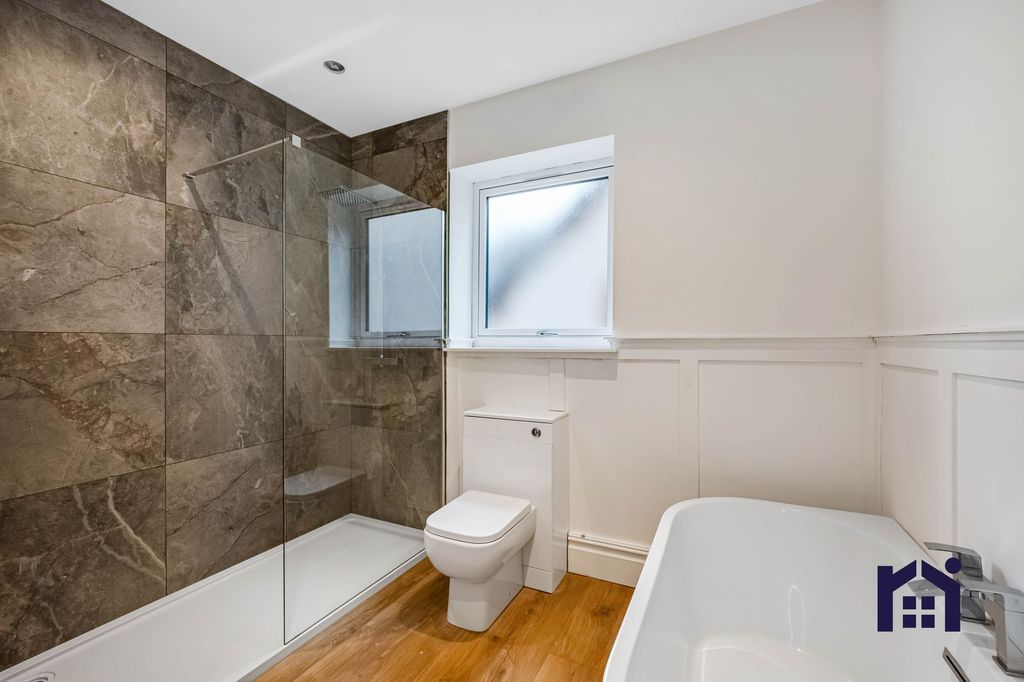 Property photo 3 of 31 Bathroom