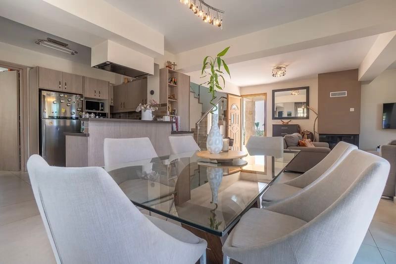 Property photo 2 of 11 Dining Area