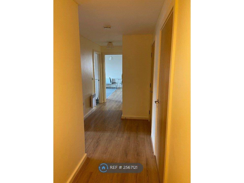 Property photo 2 of 8 Entrance/Hallway