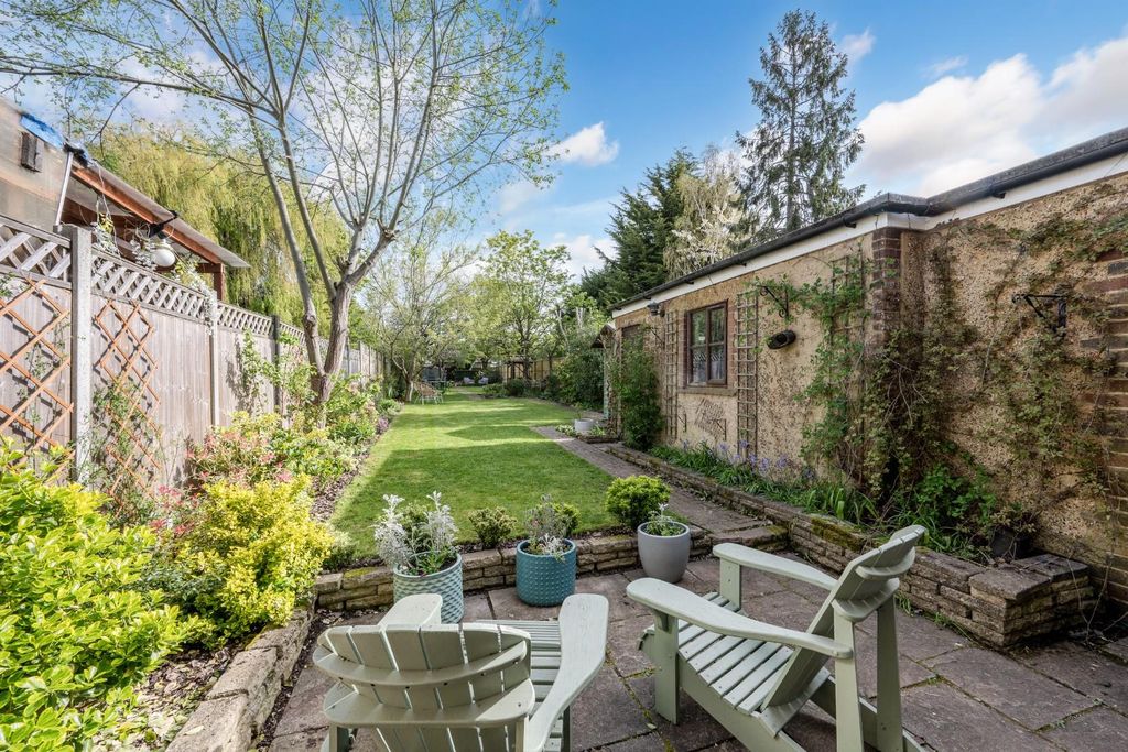 Property photo 3 of 20 Mavis Close