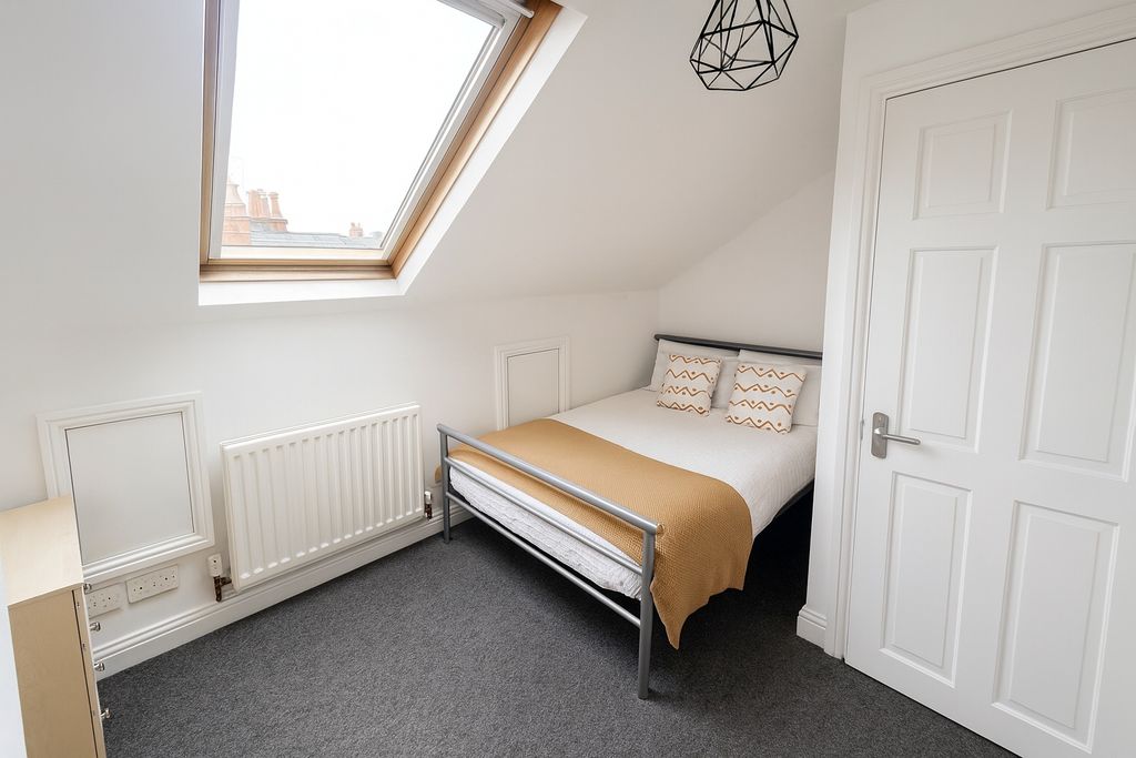Property photo 3 of 13 Bright, Neatly Presented Attic Double Bedroom With...