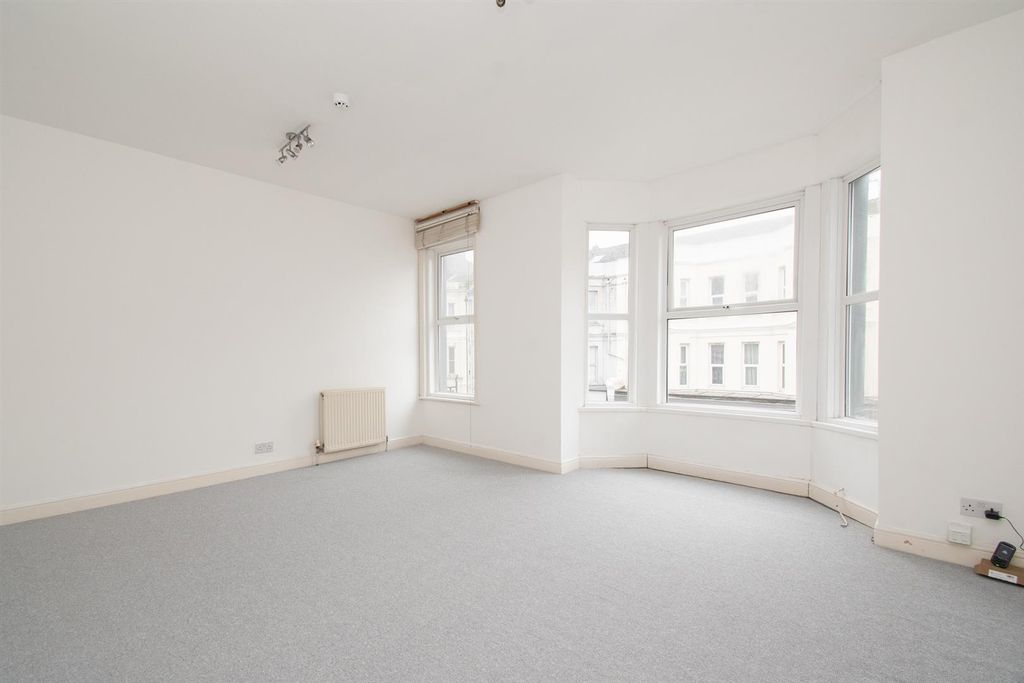 Property photo 3 of 11 Living Space