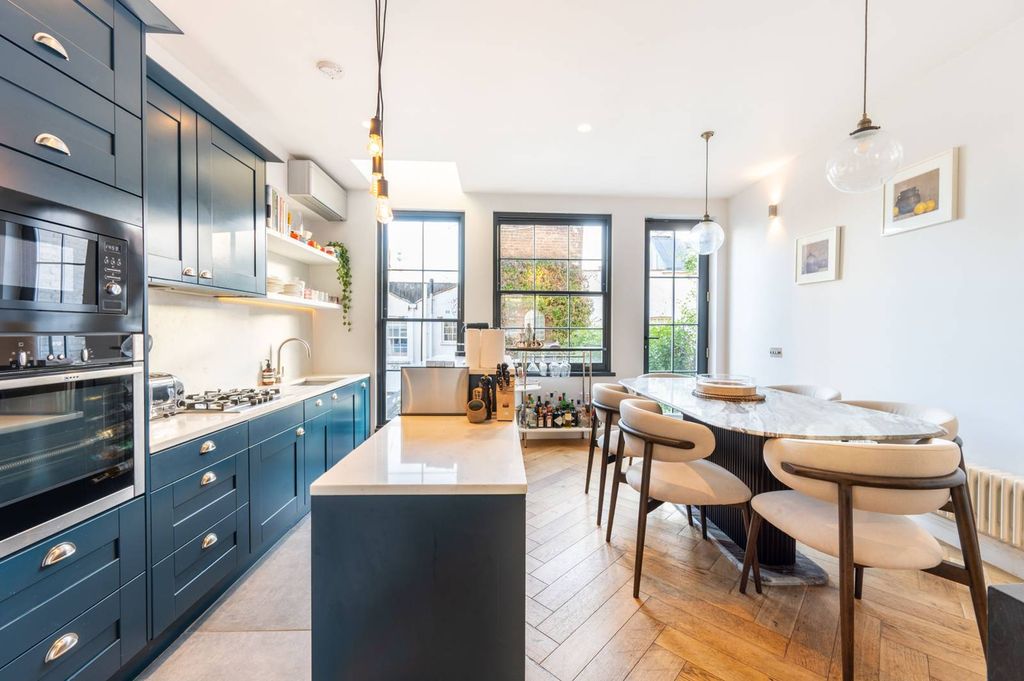 Property photo 2 of 25