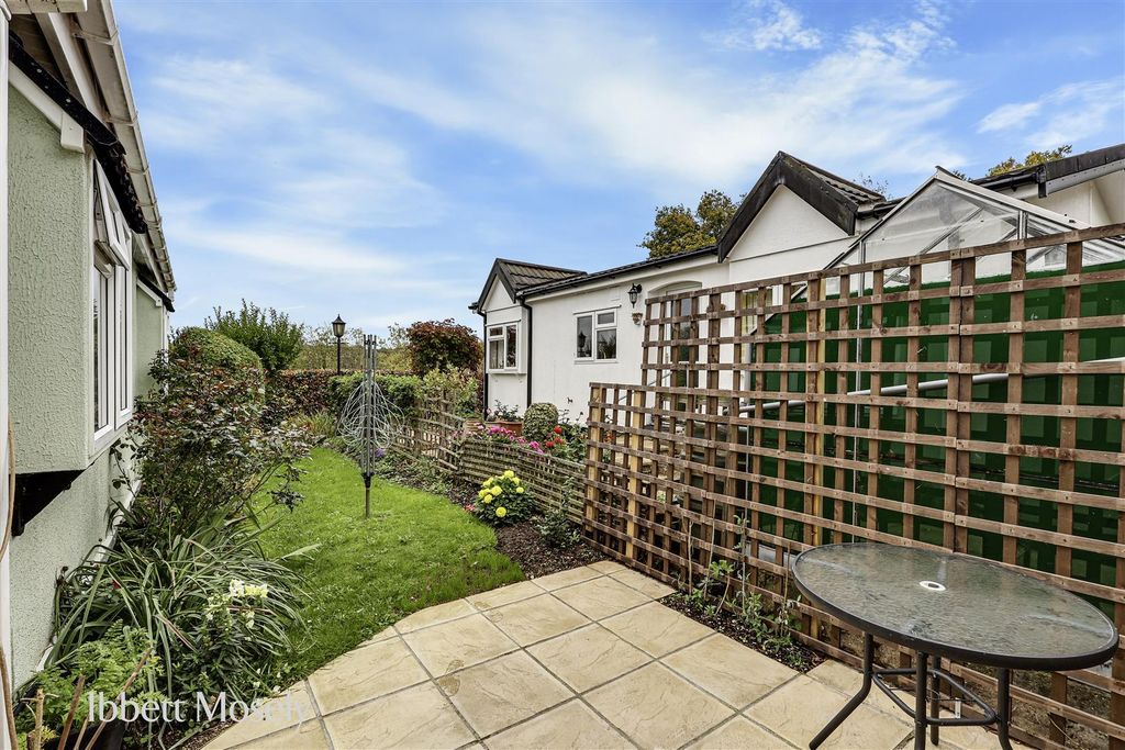Property photo 2 of 17 16 Side Garden.Jpg