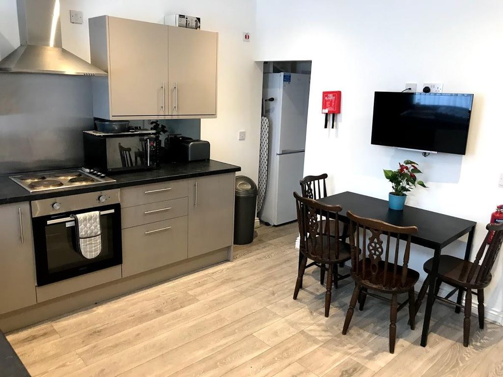 Property photo 3 of 9 Kitchen 1.Jpg