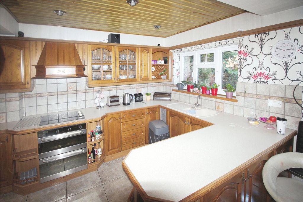 Property photo 3 of 10 Kitchen