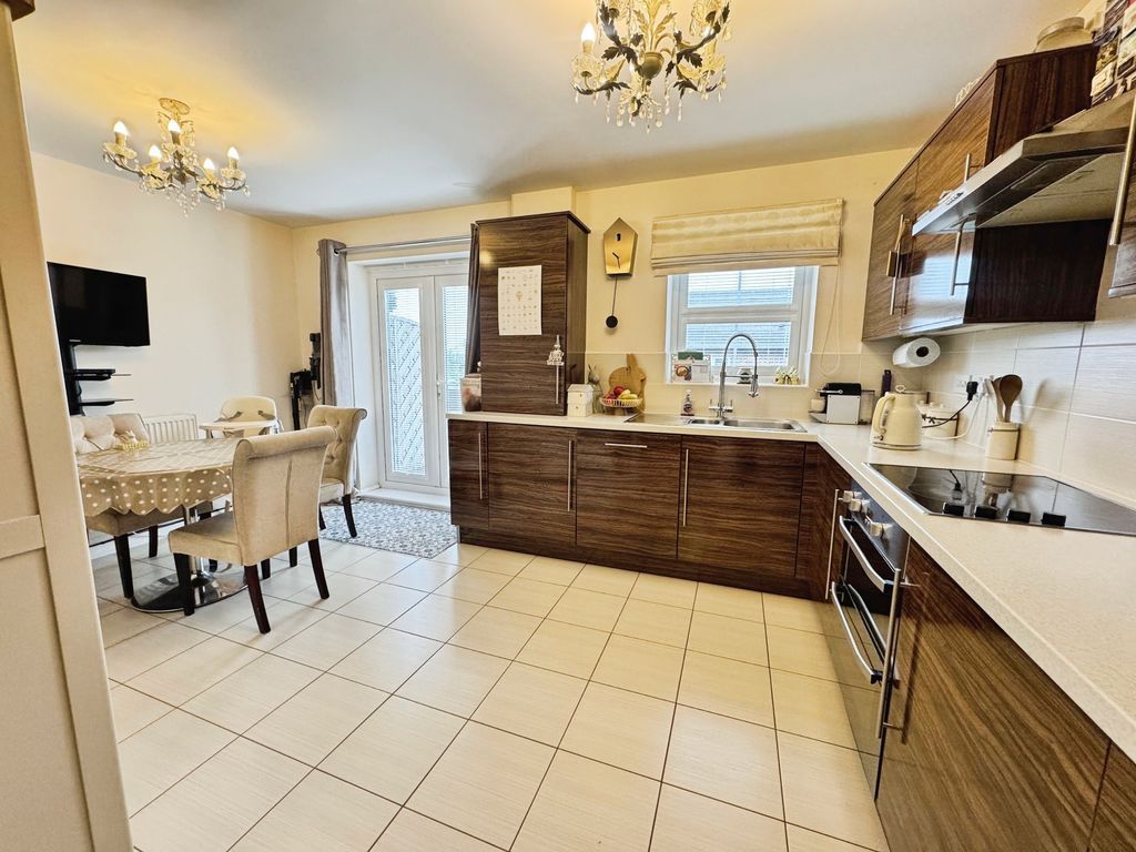 Property photo 3 of 9 Photo 7