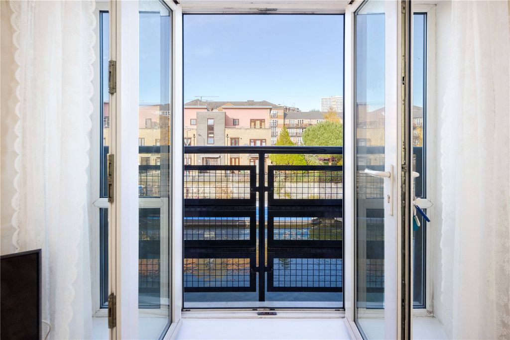 Property photo 3 of 7 Balcony