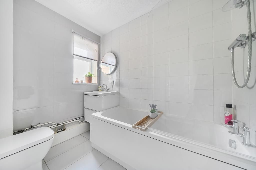 Property photo 2 of 19 Bathroom