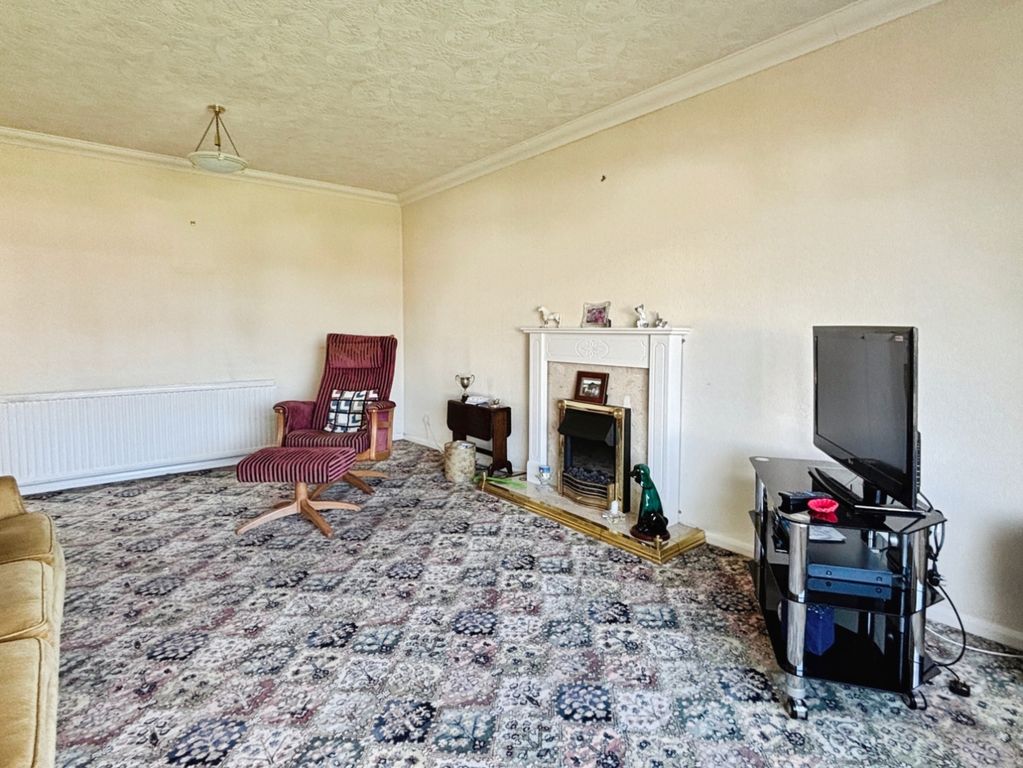 Property photo 3 of 17 Lounge