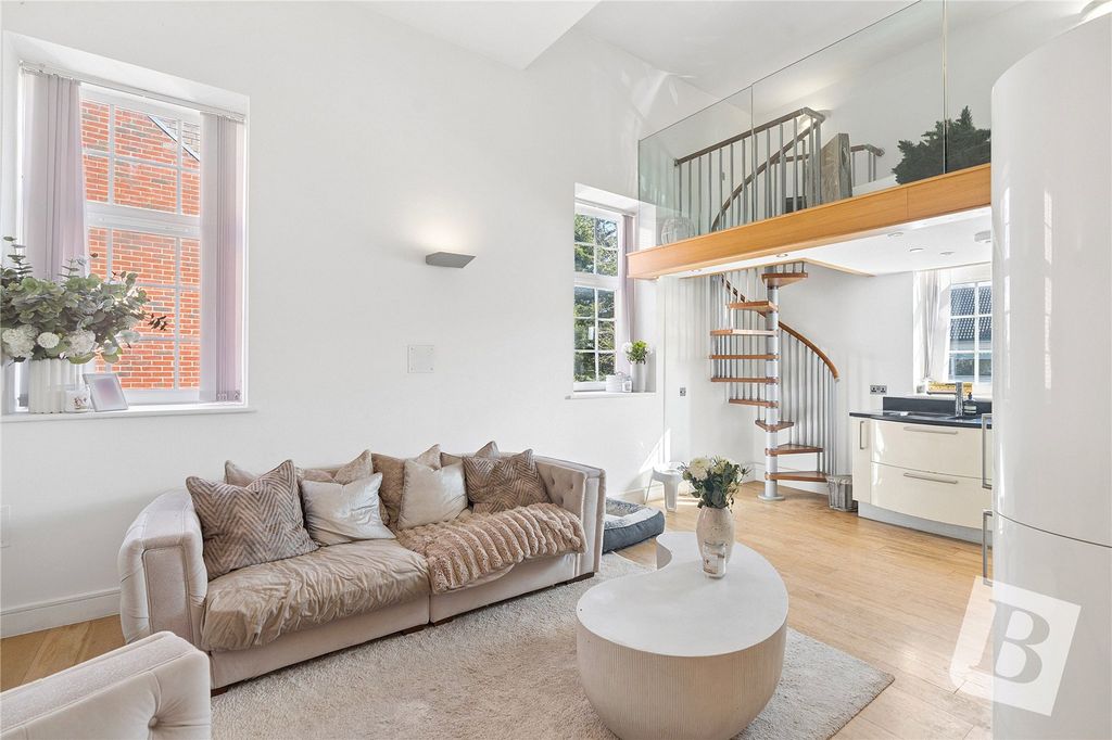 Property photo 1 of 14 Lounge