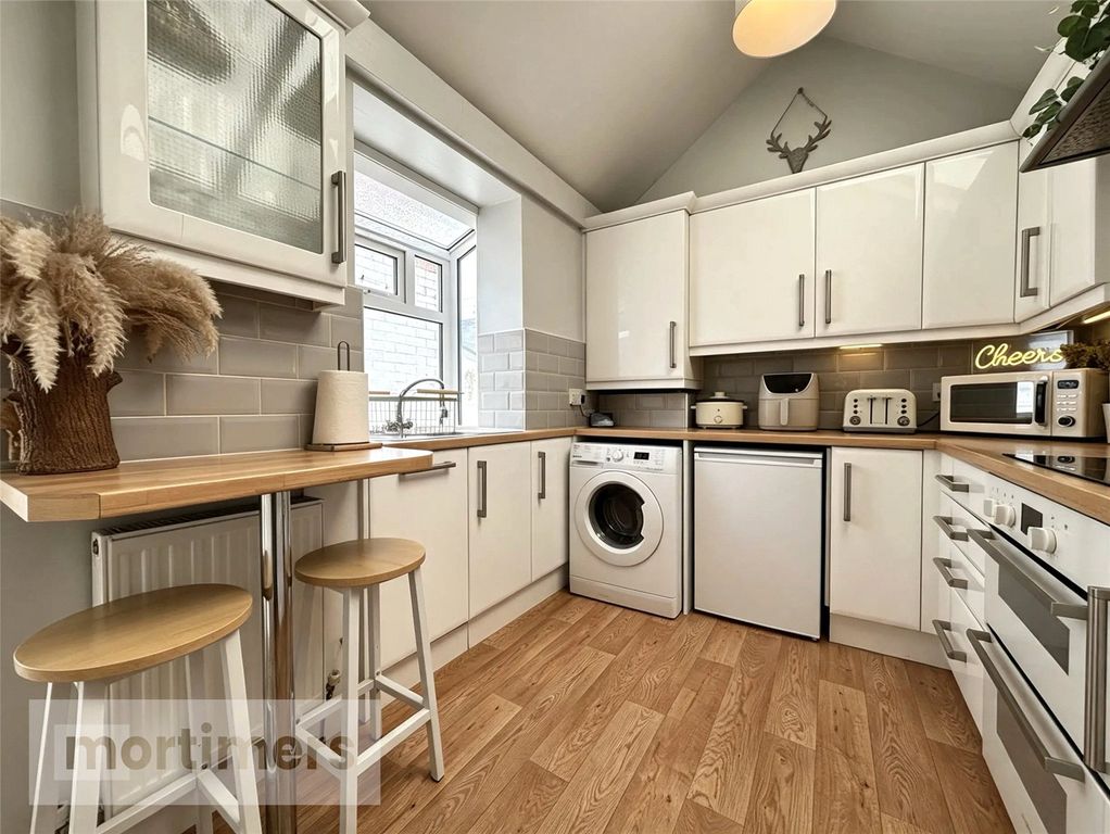 Property photo 3 of 16 Kitchen