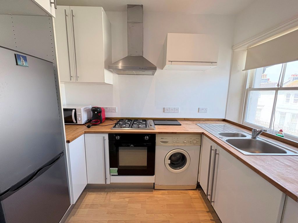 Property photo 2 of 10 Kitchen