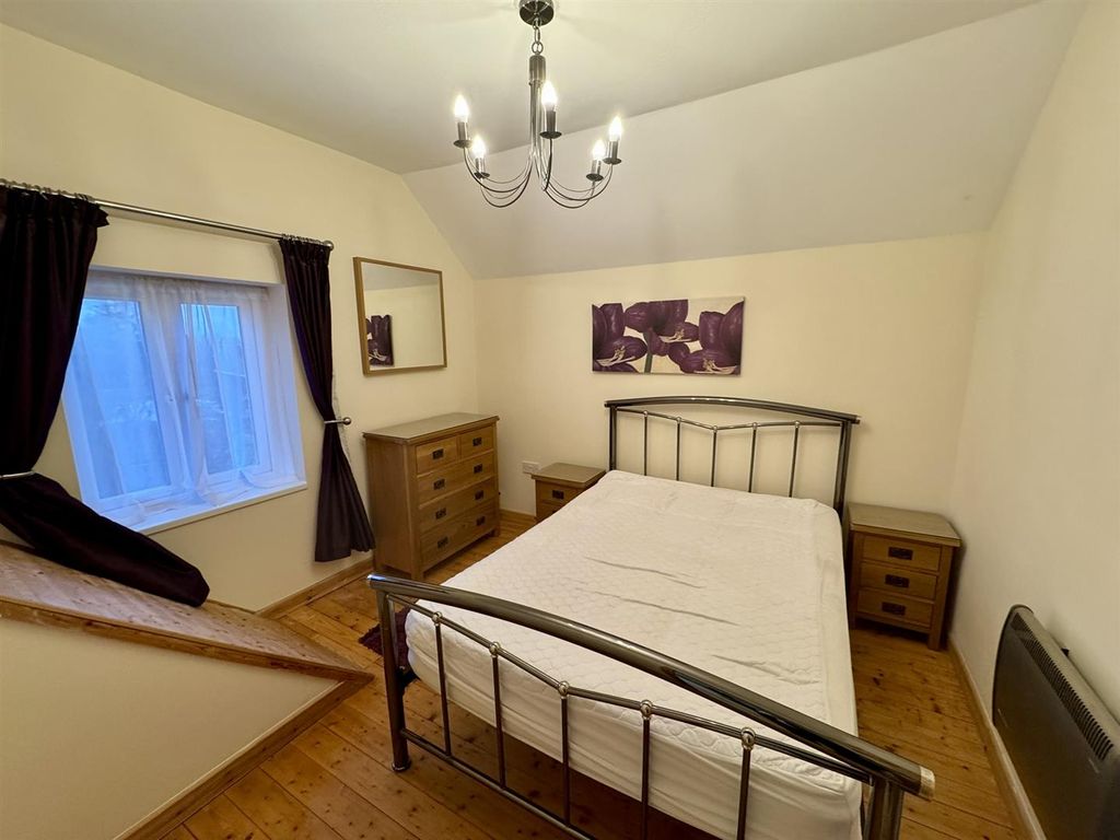 Property photo 1 of 9 Bedroom