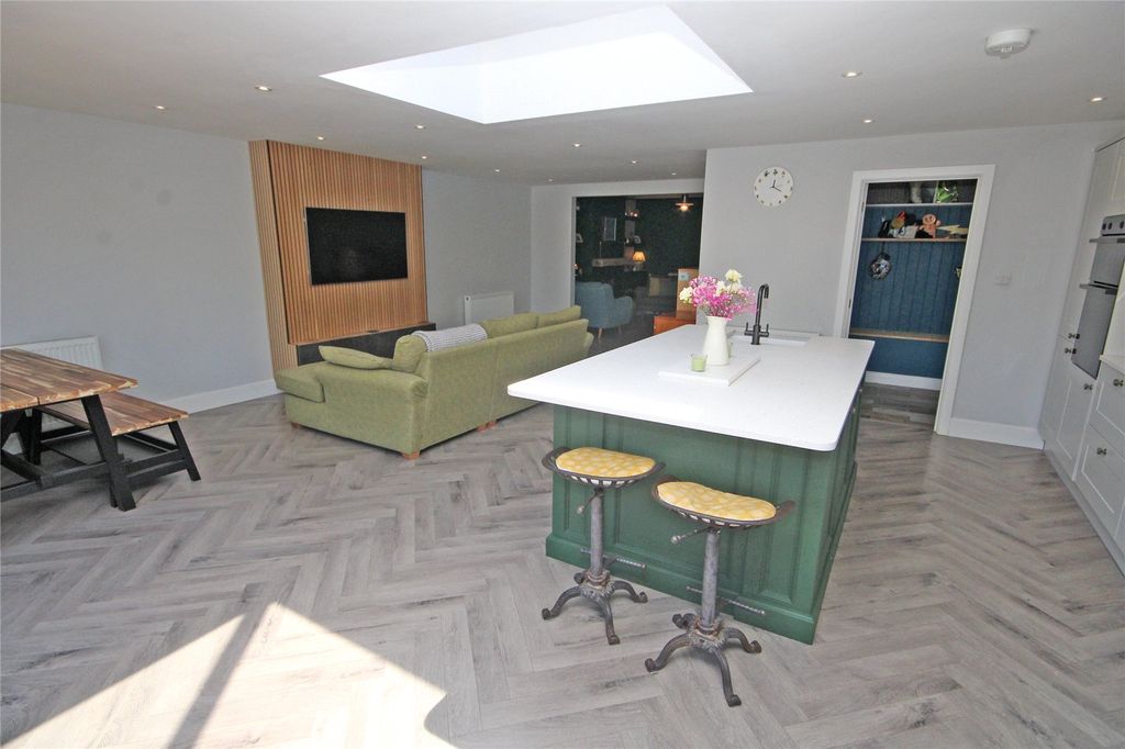 Property photo 2 of 23 Picture No. 29