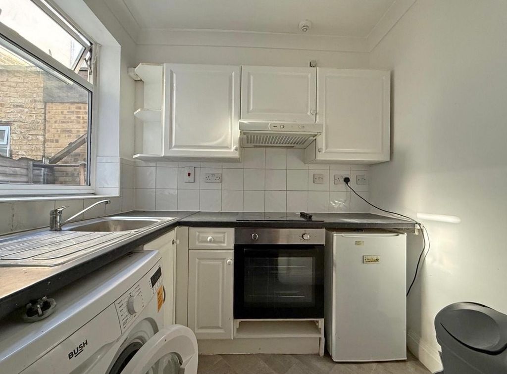 Property photo 1 of 4 1 Bed Studio To Rent Lampton Road, Hounslow Tw3